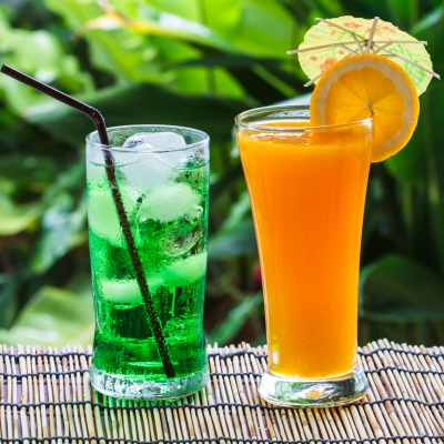 zelený čaj a pomerančový džus